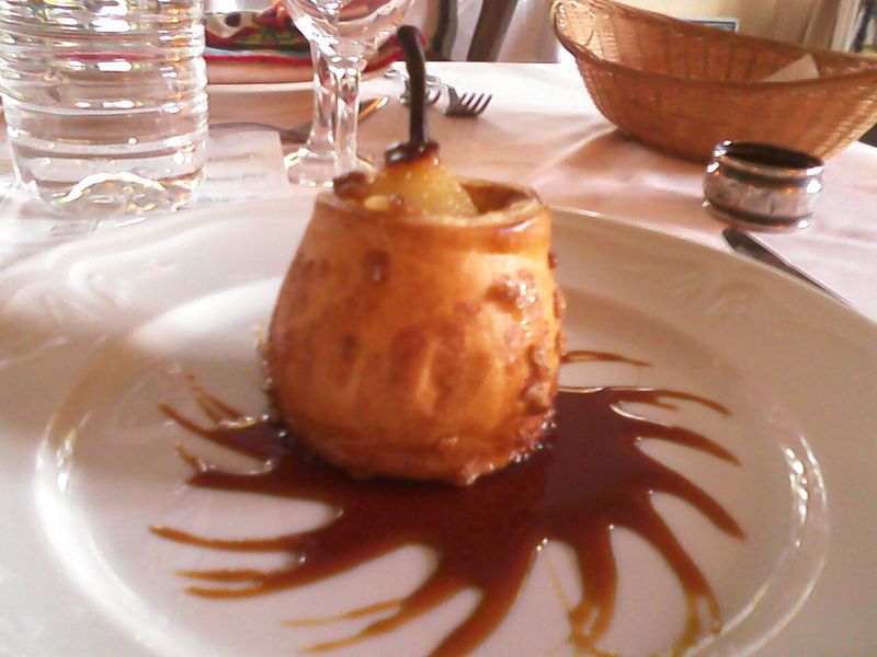 Poire pochée en croute